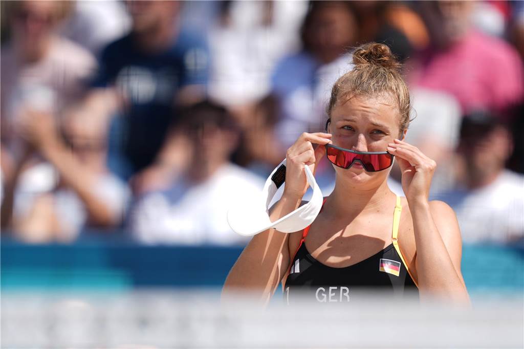 Olympia-Beachvolleyballerin im Achtelfinale ausgeschieden : Wurzeln beim VV Holzwickede Svenja Müller setzt sich eine Sonnenbrille auf.