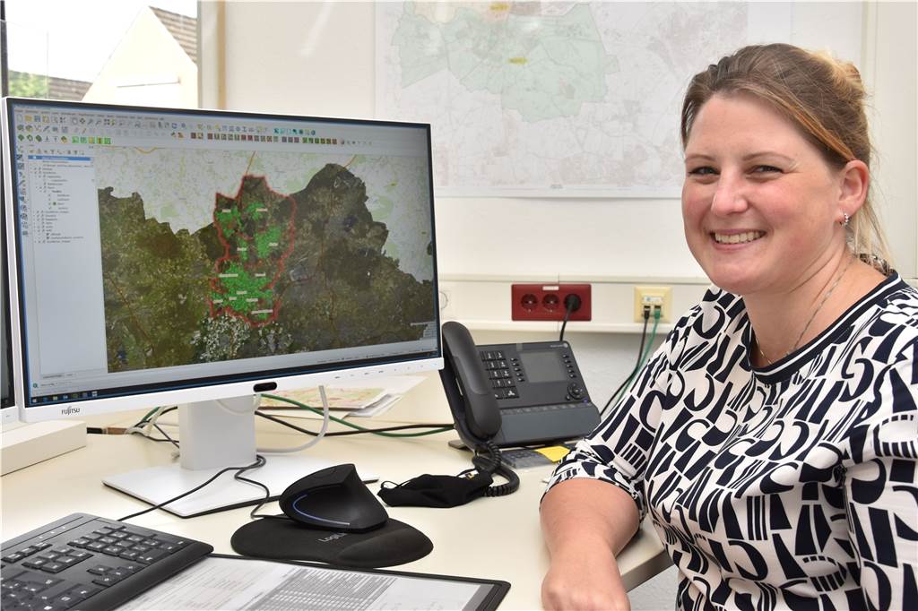 Rund 80.000 Bäume werden digital von der Stadt erfasst Svenja Risthaus verwaltet die Daten der Baumkontrolleure und überführt sie in eine interaktive Karte.