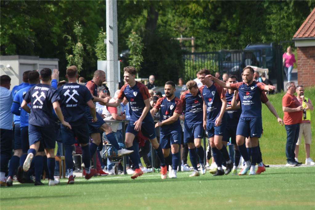 Eintracht Werne verpasst dicke Chance im Titelkampf SVF Herringen trifft zum 3:0 und feiert.
