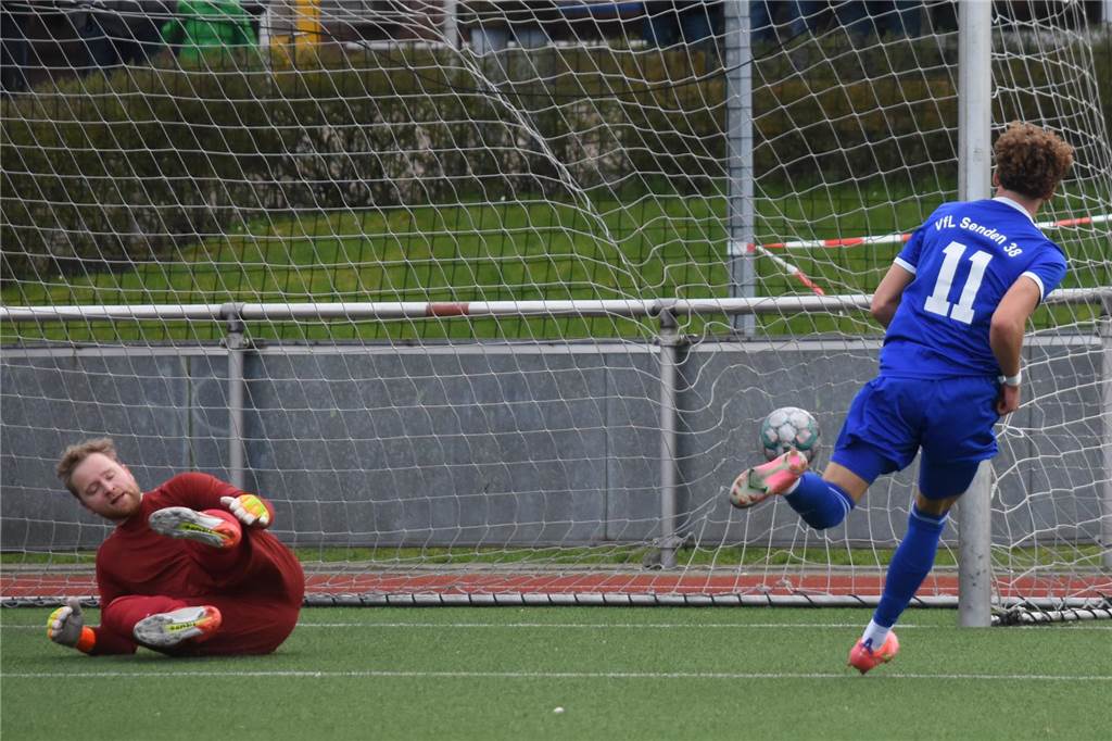 Die Bezirksliga kommt immer näher für den SV Herbern SVH-Torhüter Christoph Hunnewinkel (l.) ist machtlos: Bruno Geister setzt in der Nachspielzeit den Schlusspunkt.