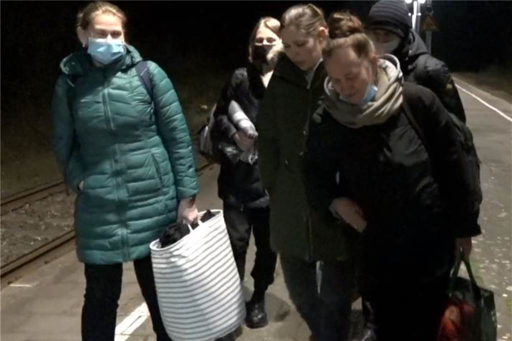 Erleichtert und doch angsterfüllt: Geflüchtete wurden an Grenze getrennt (mit Video) Svitlana Sabadash hat die Geflüchteten am Donnerstagabend in Hervest empfangen und bei sich aufgenommen. Ein Teil der Gruppe ist in einer Wohnung der Stadt untergekommen.