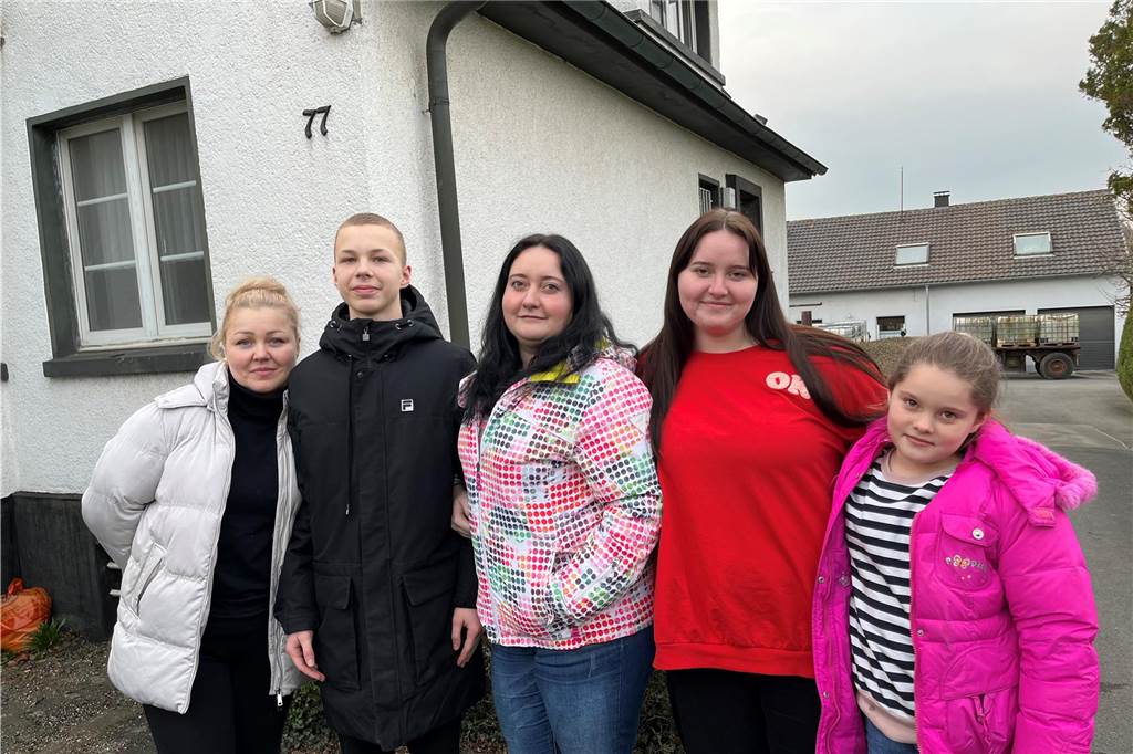 Svitlana Syngaivskij, Sohn Bohdan, Alina, Anna und Lisa Kretschyschkina (v.l.) vor dem Haus in Dingen, in dem sie jetzt seit einem dreiviertel Jahr leben.