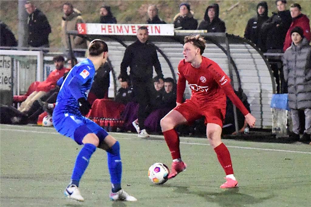 Die Serie des SV Schermbeck ist gerissen: Erste Niederlage unter Engin Yavuzaslan Fynn Broos am Ball