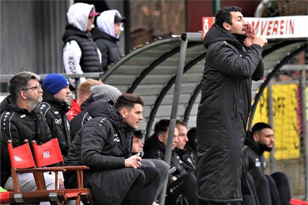 SV Schermbeck verteilt Geschenke: Rückrundenstart geht gründlich daneben Sleiman Salha gibt Anweisungen