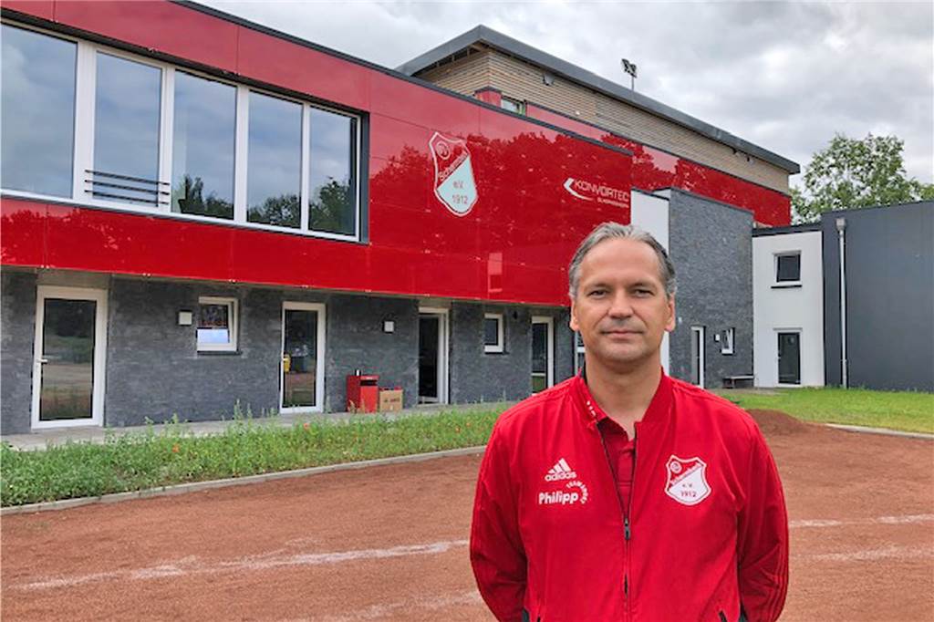 SV Schermbeck meldet erste Vertragsverlängerungen: Aber was ist mit Neuzugängen? Michael Steinrötter vorm Abrahamhaus
