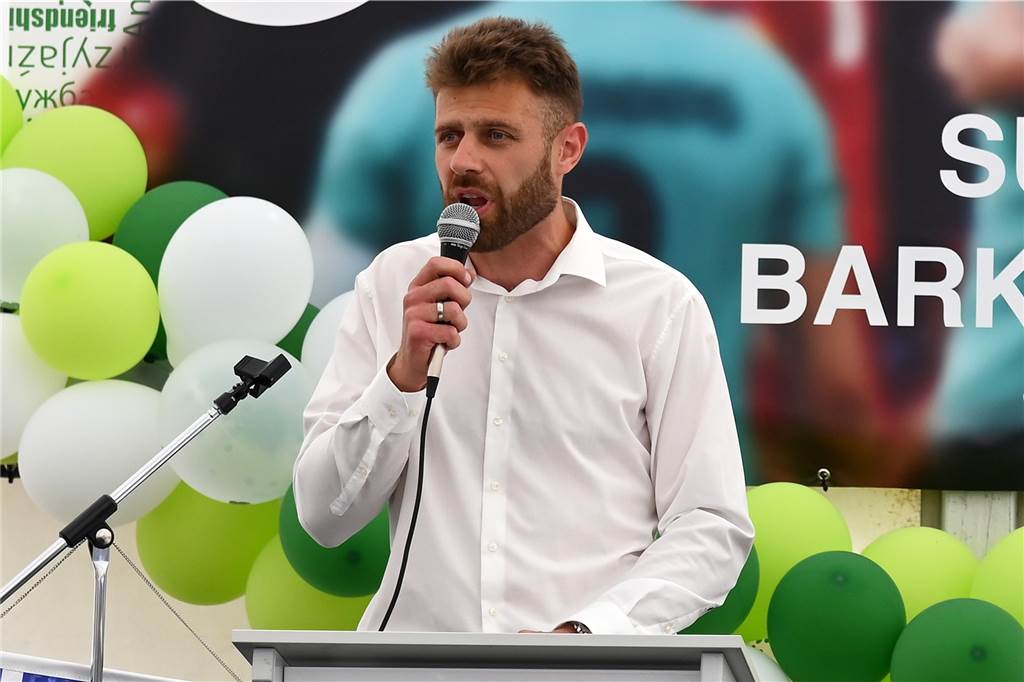 Von Barkenberg in den Weltfußball: Hassan Maatouk ist Star der Netflix-Serie „Captains“ Swen Coralic am Mikrofon