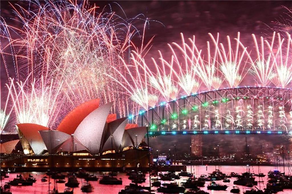 Silvester-Bilanz: Böller explodiert in Hand, Angriff auf Einsatzkräfte, 300 Festnahmen in Berlin Sydney begrüßt das neue Jahr mit einem gigantischen Feuerwerk.