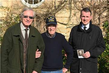 Sydney Levit (M.) mit Ferdinand Graf von Merveldt (l.) und Bürgermeister Tobias Stockhoff