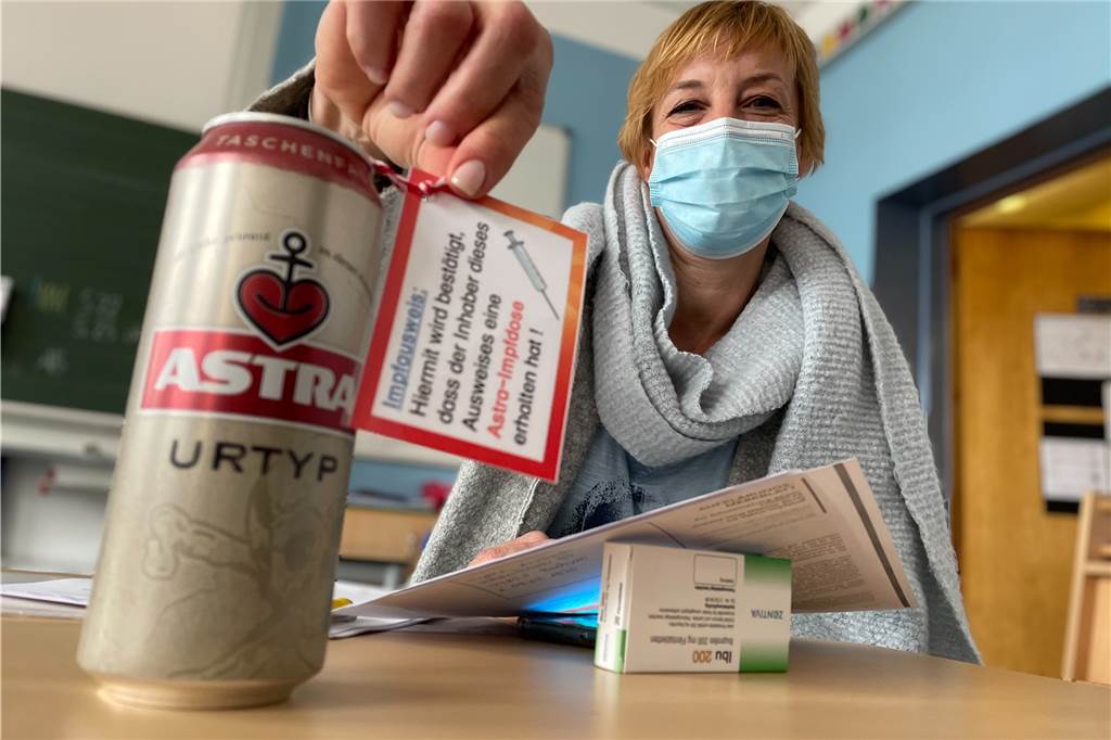 Corona-Impfung kommt in die Schule: Hunderte Lehrer und Mitarbeiter geimpft Sylke Arzbach, seit 20 Jahren Lehrerin an der Marktschule in Ickern, brachte ein kleines Getränkchen zum Anstoßen auf die AstraZeneca-Impfung für die Kollegen mit.