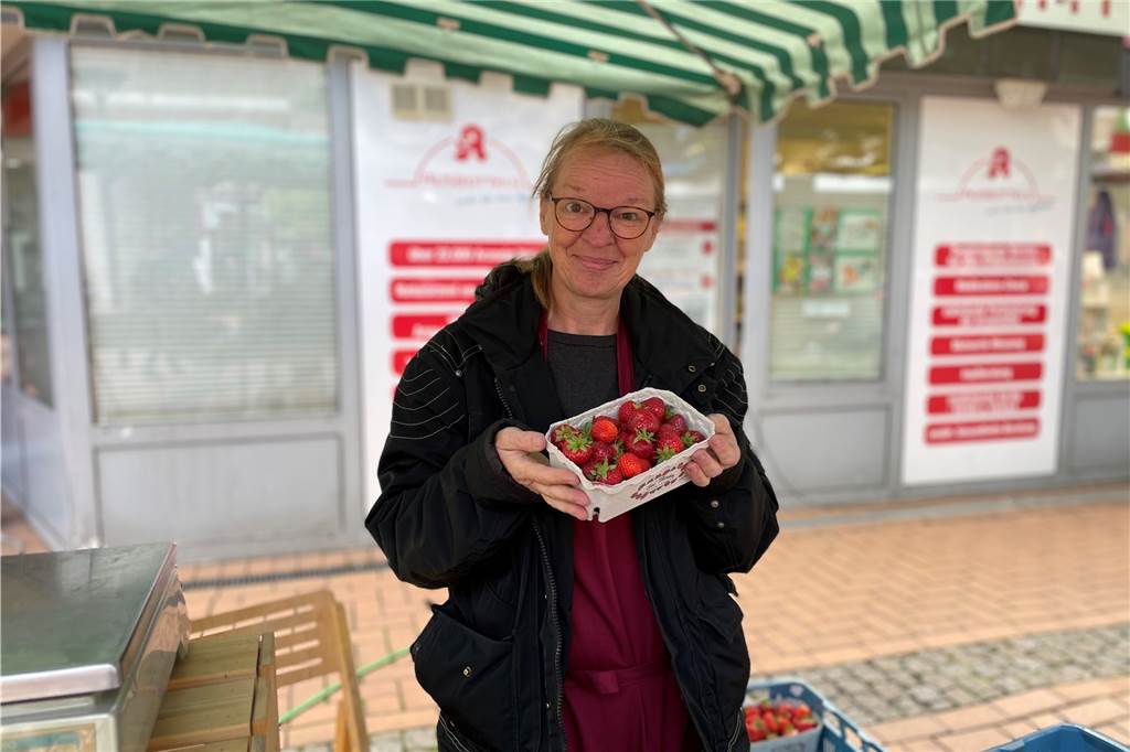 Sommerfest mitten in Scharnhorst: Die Normalität kehrt zurück Sylvia Beuink betreut den Erdbeerstand vom Hof Mertin auf dem Sommerfest. Sie freut sich, das Lachen ihrer Kunden endlich wiedersehen zu können, jetzt wo immer weniger Leute einen Mund-Nasen-Schutz tragen.