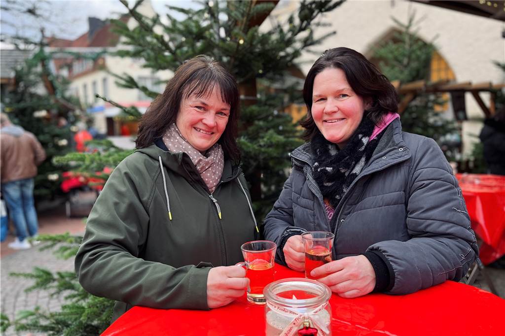 Zwei Frauen genießen am Halterner Nikolausmarkt ihren ersten Glühwein. 