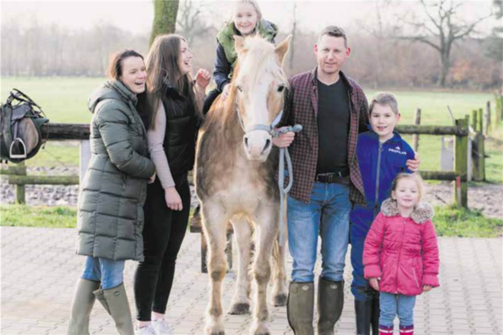 Sylvia, Leni-Marie, Veronika auf Franz, Bernd, Heinrich und Katharina: Der Gasthof Bredeck-Bakker liegt aktuell in den Händen der sechsten Generation. Ob Generation Sieben einmal übernimmt, steht noch nicht fest.