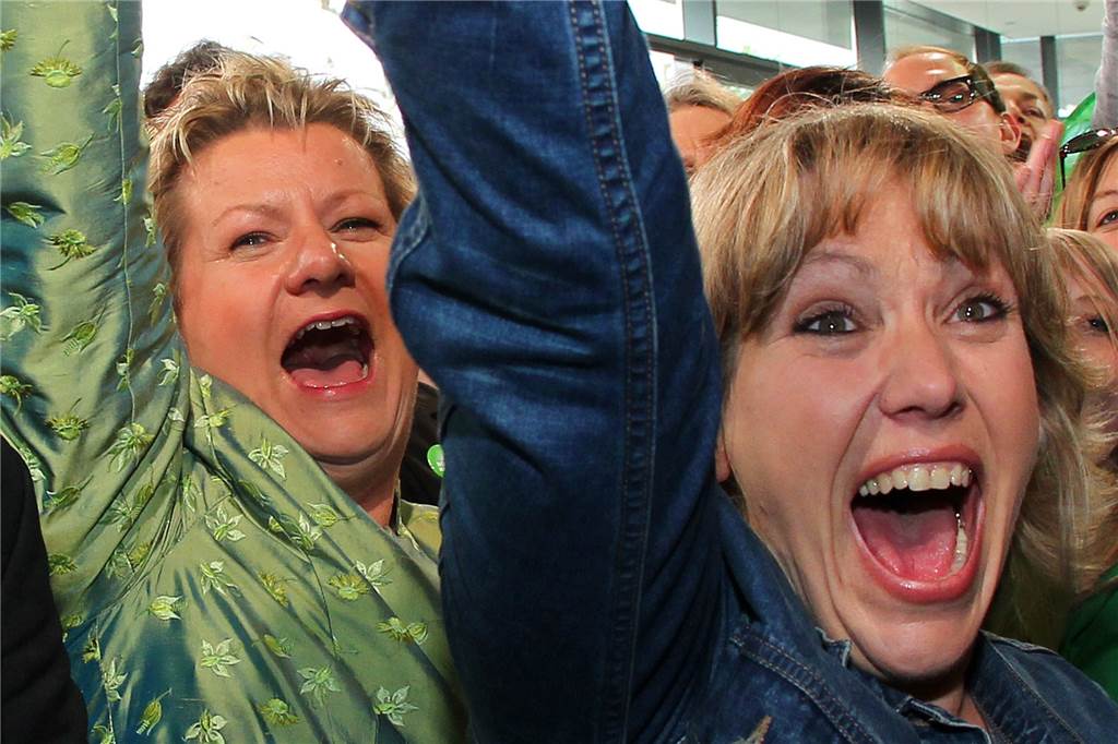 Portrait: Daniela Schneckenburger will für die Grünen nach ganz oben Sylvia Löhrmann (l.) als Spitzenkandidatin und Daniela Schneckenburger als Vorsitzende der Grünen jubeln 2010 nach der Bekanntgabe der ersten Prognose der Landtagswahl in Düsseldorf.