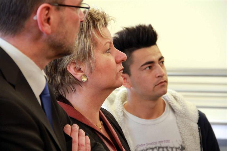 Sylvia Löhrmann und Rainer Schmeltzer lernen Sabri Lotfullah kennen. Der wohnt seit einigen Wochen im Josefshaus in Seppenrade.