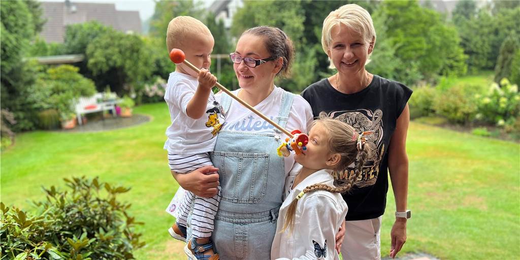 Neuanfang in Schwerte: Arbeitskreis Asyl sucht Paten für geflüchtete Familien Sylvia Stadtmann (r.) ist Patin von der Ukrainerin Anna (Mitte) und ihren Kindern Emir (l.) und Emiliia (r.). Sie unterstützt die Familie dabei, in ihrer neuen Heimat Schwerte richtig anzukommen.