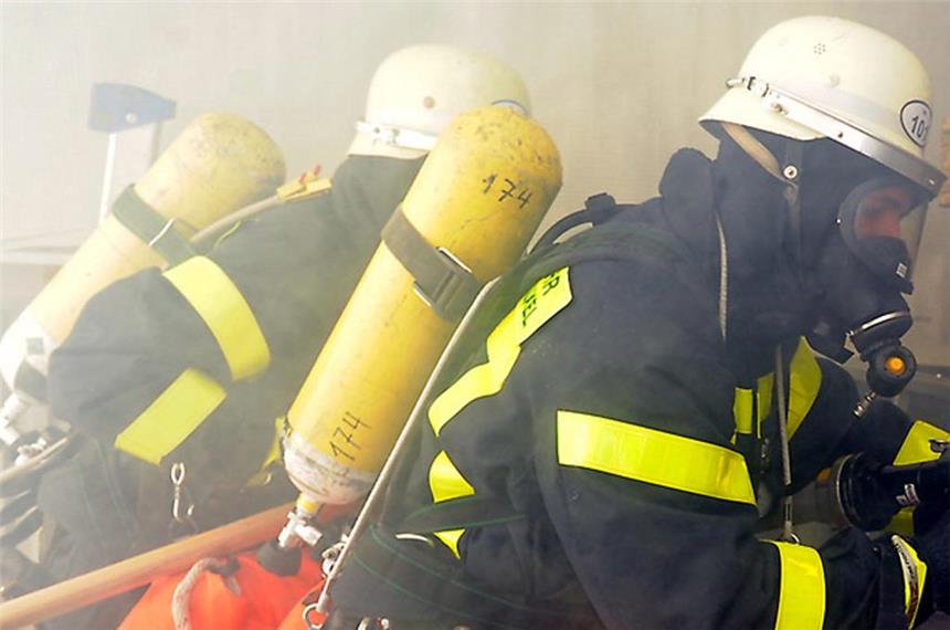 76-jährige Frau stirbt in Flammen bei Hausbrand Symbolbild.
