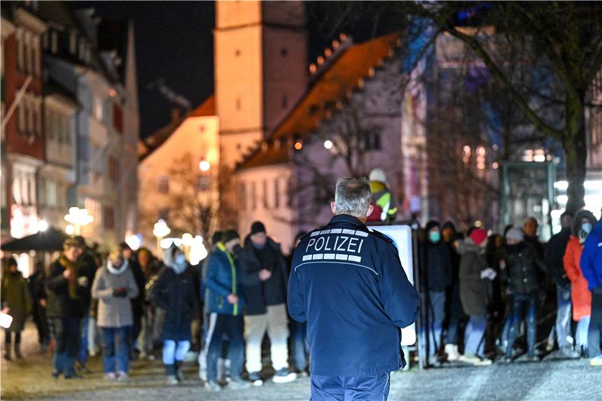 Symbolbild Corona-Demonstration: In Dinslaken hat ein "Corona-Spaziergänger" einem Polizisten mit dem Tod gedroht.