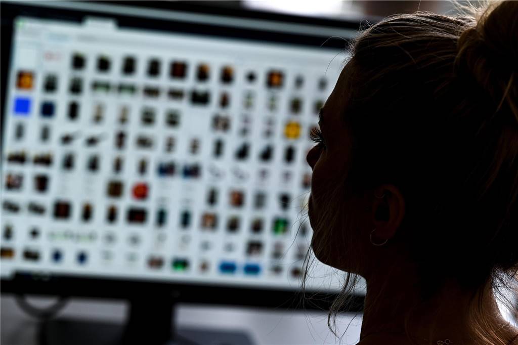 Schwerer sexueller Missbrauch von Kindern: 58-Jähriger wegen neun Straftaten angeklagt (Symbolbild) Die Polizei hatte mehr als 100 jugend- und kinderpornografische Dateien auf dem Handy des Angeklagten gefunden.