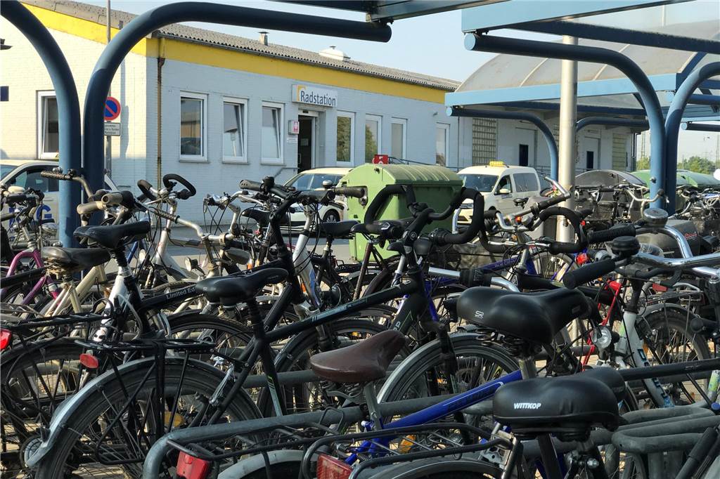 Haltern im April: Feierabendmarkt, Flohmarkt und Oldtimertreffen Fahrräder Unterstand am Bahnhof mit der Radstation im Hintergrund