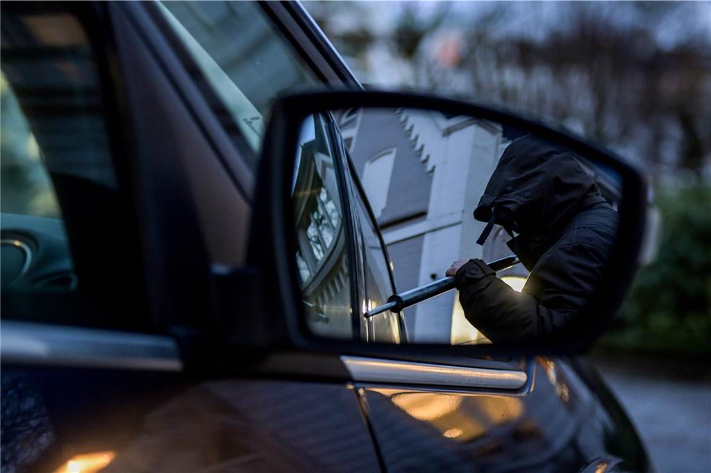 Autos in der Nacht gestohlen: Serie im Kreis Unna setzt sich fort (Symbolbild) Mann versucht, in Auto einzubrechen