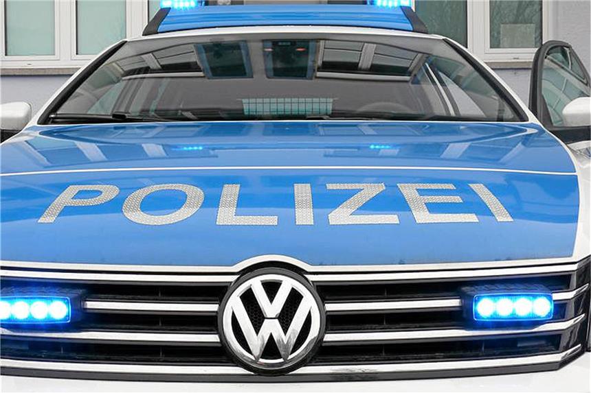 Auto rammt fünf parkende Fahrzeuge - Zwei Verletzte Symbolbild: ein Polizeiauto