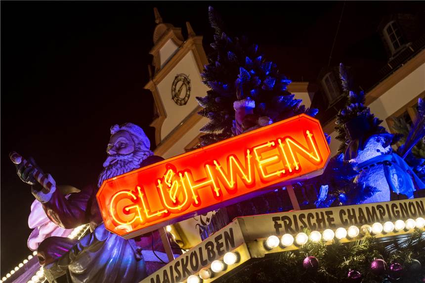 „Glühwein“-Schild gestohlen, im Internet angeboten – und Anzeige kassiert Symbolbild: Eine Werbetafel mit dem Schriftzug „Glühwein“ war in Bocholt gestohlen worden. Weil der Dieb sie im Internet verkaufen wollte, kam ihm die Polizei schnell auf die Schliche.