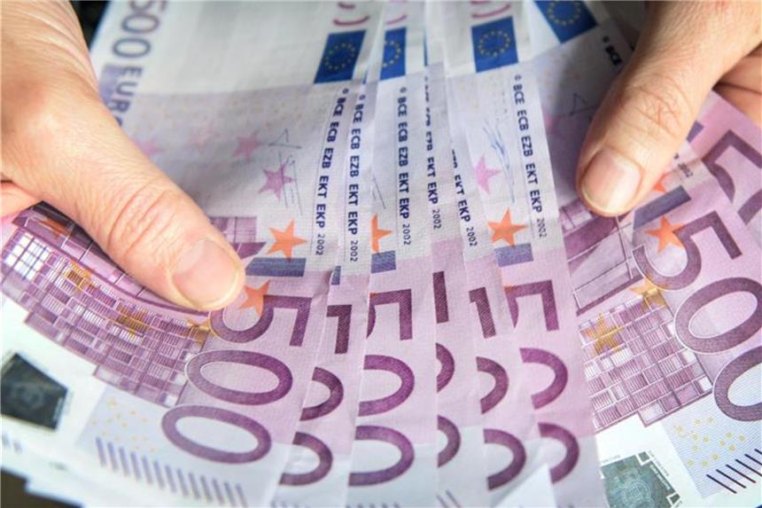 Symbolbild Geldwäsche. Eine Frau zählt 500-Euro-Geldscheine. Foto: Patrick Seeger/Archiv