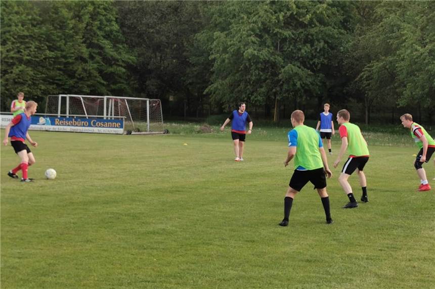 Fußball-Klub schreibt Innenministerium – und darf trotz 157er-Inzidenz trainieren Symbolbild: So sah eines der ersten Trainings aus in Nordrhein Westfalen nach dem ersten Lockdown im Mai 2020. In ersten Bundesländern in Deutschland darf wieder trainiert werden.