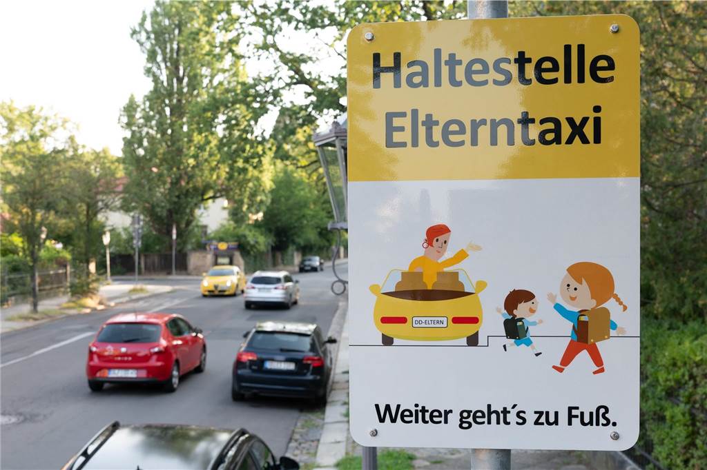 Zu viele Elterntaxis an den Schulen: Stadt plant Straßensperrungen Verkehrsschild mit der Aufschrift „Haltestelle Elterntaxi“