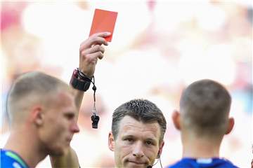 Symboldbild: Ein Schiedsrichter zeigte einem Spieler Rot und verließ kurz darauf den Platz.