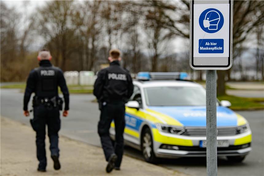 Bilanz der ersten Ausgangssperren-Nacht: Verstöße in Bocholt und Wessum Symbolfoto: Polizeibeamte kontrollieren auch bei Ordnungswidrikgeiten gegen die geltenden Corona-Regeln. In der ersten Nacht der Ausgangssperre gab es im Kreis Borken aber nur zwei Vorfälle.