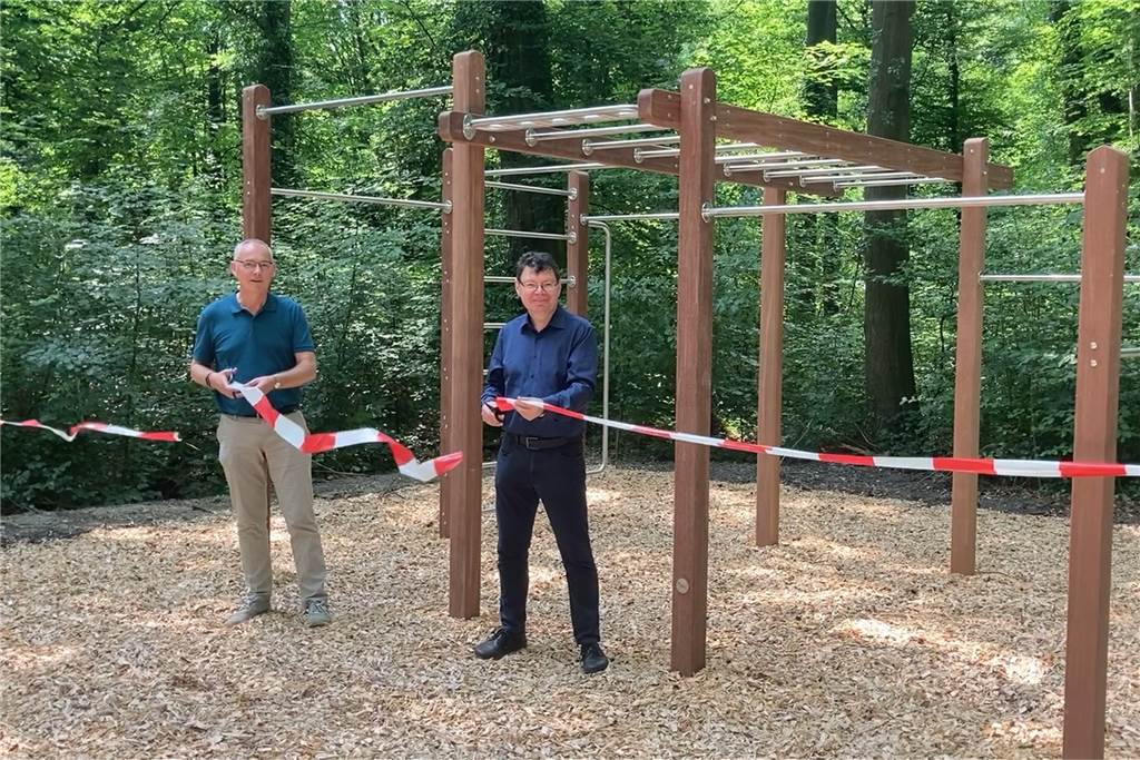 Symbolisch durchschneiden Lünens erster Beigeordneter Arnold Reeker (l) und IGA Geschäftsführer Horst Fischer das rot-weiße Band.