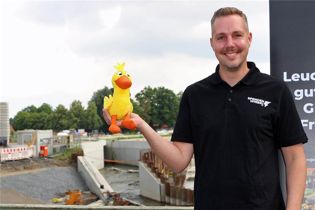 Meilenstein und nächsten Projekt: Spendenwirbler schicken 5000 Enten ins Rennen Symbolisch hat Jan Vos eine Ente schon einmal auf die provisorische Fischtreppe „gesetzt“.