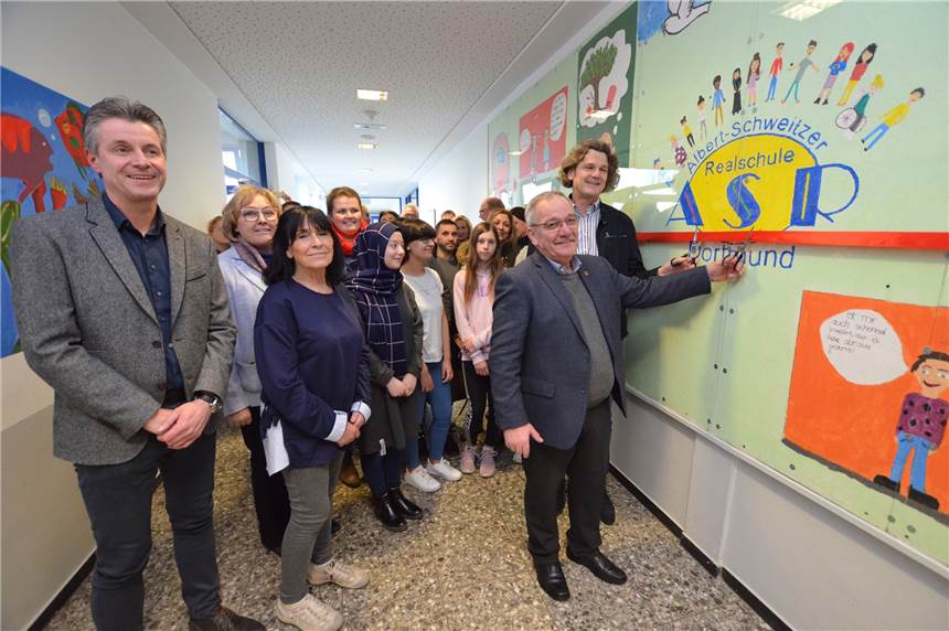 Bild mit Orientierung: Albert-Schweitzer-Realschule nimmt Kurs auf die Zukunft Symbolisch schnitten Thomas Schieferstein von der Stiftung Profiliis und Bezirksbürgermeister Wilhelm Tölch (v.r.) ein rotes Band durch und weihten damit das 12 Quadratmeter große Bild zum Leitbild ein.