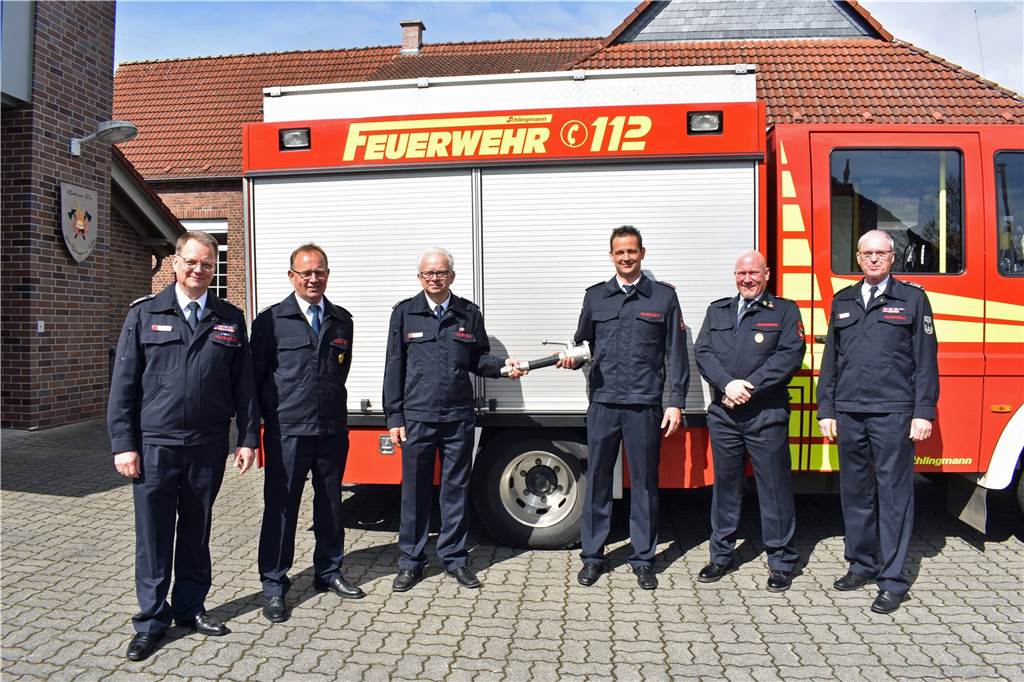 Besondere Ehrung für 91-jährigen Senior der Feuerwehr in Werne-Langern Eine Gruppe Feuerwehrleute vor einem Feuerwehrauto.