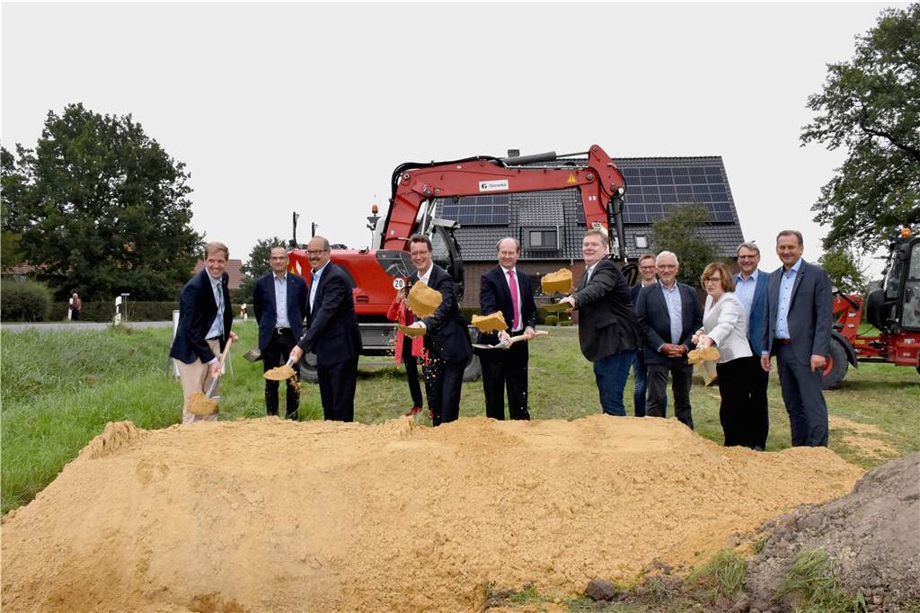 Arbeiten am Radweg von Herbern nach Mersch in vollem Gange Symbolischer Spatenstich zum Radweg von Herbern nach Mersch mit NRW-Verkehrsminister Hendrik Wüst (vierter von links).