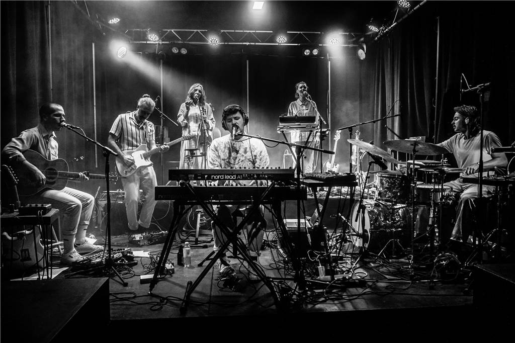 Symøn kehrt nach Haltern zurück: Auftritt in der Sunset Beach Bar Symøn mit der Band auf einer Bühne in Hamburg