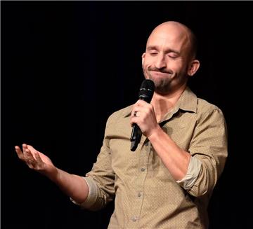 Sympathisch und weltoffen präsentierte sich Comedian Markus Barth dem Publikum im Gemeinschaftshaus Wulfen.