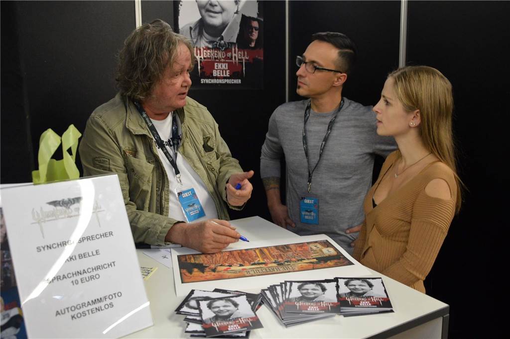 Zombies und andere Schreckgestalten trafen sich zum Höllen-Wochende in den Westfalenhallen Synchronsprecher Ekkehardt „Ekki“ Belle (li.) signiert Silvia Schmitt ein von ihr gefertigtes Covermotiv des Films „The Hateful 8“ von Quentin Tarantino.