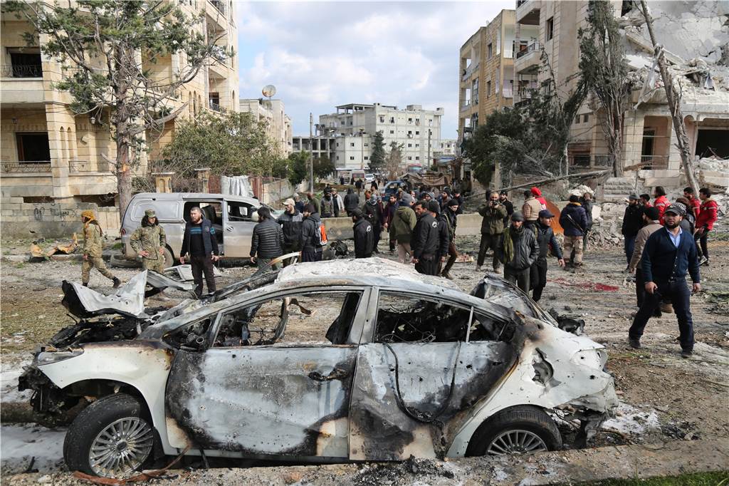 Erschreckende Parallelen: Hat Russland in Syrien den Angriff auf die Ukraine geübt? Syrer inspizieren 2019 ein beschädigtes Auto nach zwei Bombenexplosionen im Zentrum der Stadt Idlib.