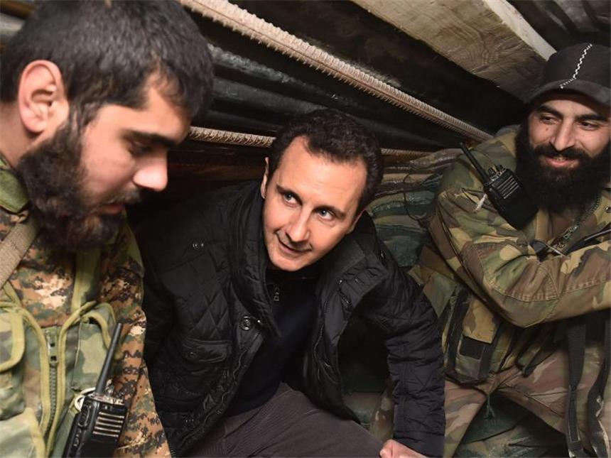 Assad räumt Gesprächen mit USA geringe Erfolgsaussichten ein Syriens Machthaber Baschar al-Assad beim Truppenbesuch. Foto: Sana/Archiv