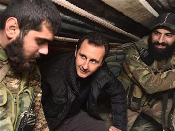 Syriens Machthaber Baschar al-Assad beim Truppenbesuch. Foto: Sana/Archiv