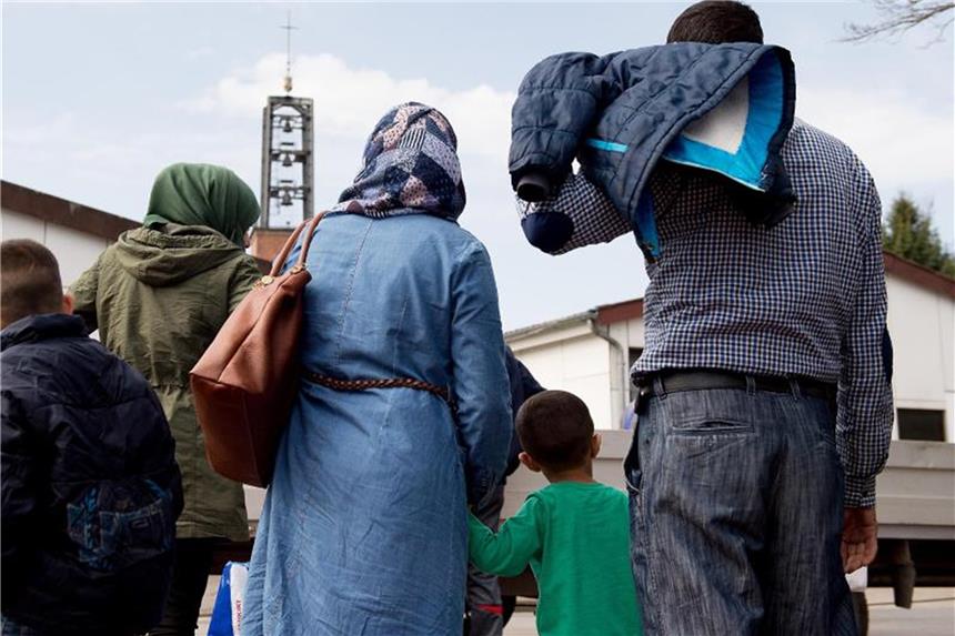 Familiennachzug bleibt bis Ende Juli begrenzt Syrische Flüchtlinge erreichen das Grenzdurchgangslager Friedland in Niedersachsen. Foto: Swen Pförtner