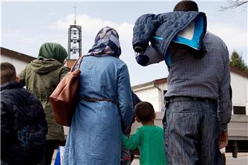 Syrische Flüchtlinge erreichen das Grenzdurchgangslager Friedland in Niedersachsen. Foto: Swen Pförtner