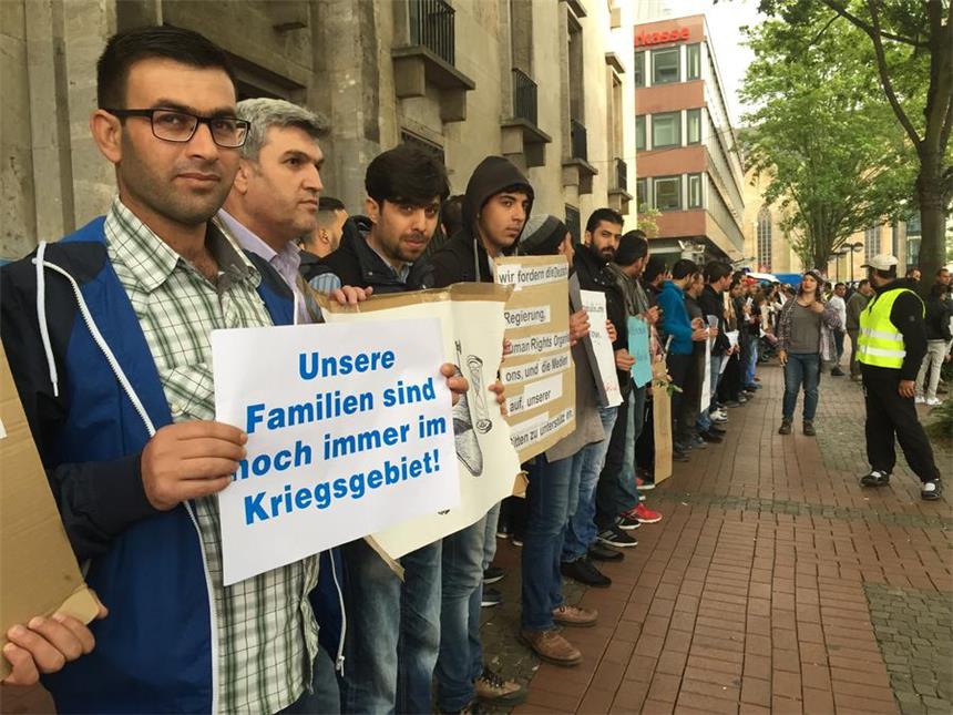 Polizei befürchtet Neonazi-Attacken auf Flüchtlinge Syrische Flüchtlinge sind an der Katharinenstraße angekommen.