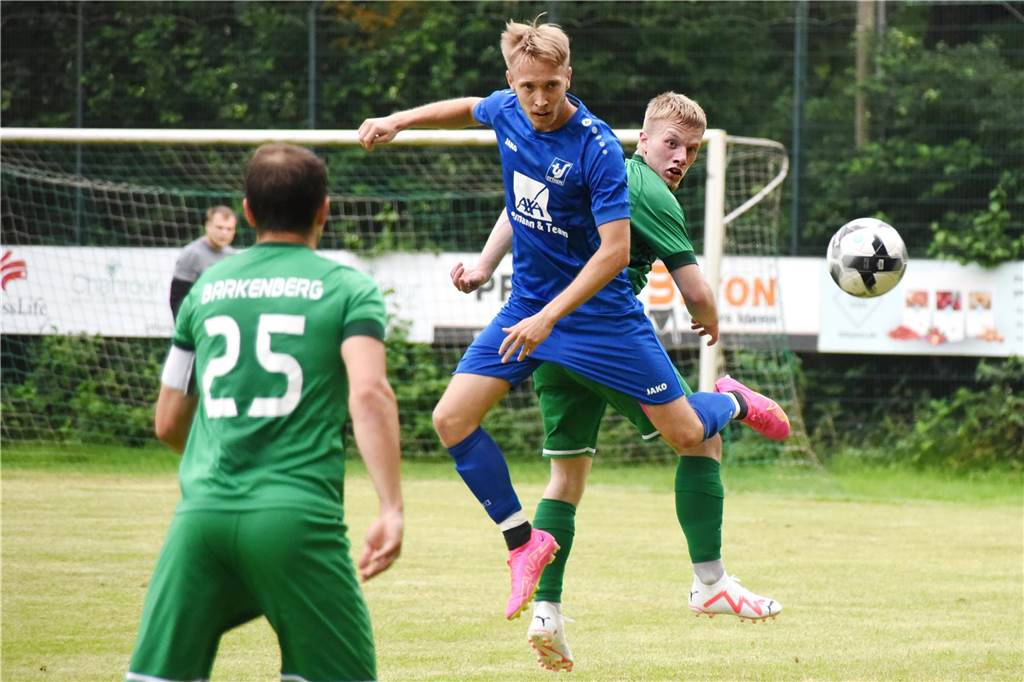 Sieben Tore im Nachholspiel: TuS Sythen kommt bei GW Barkenberg unter die Räder Sythens Chandler Brosterhaus im Zweikampf mit Barkenbergs Jason-Miguel Cremer.