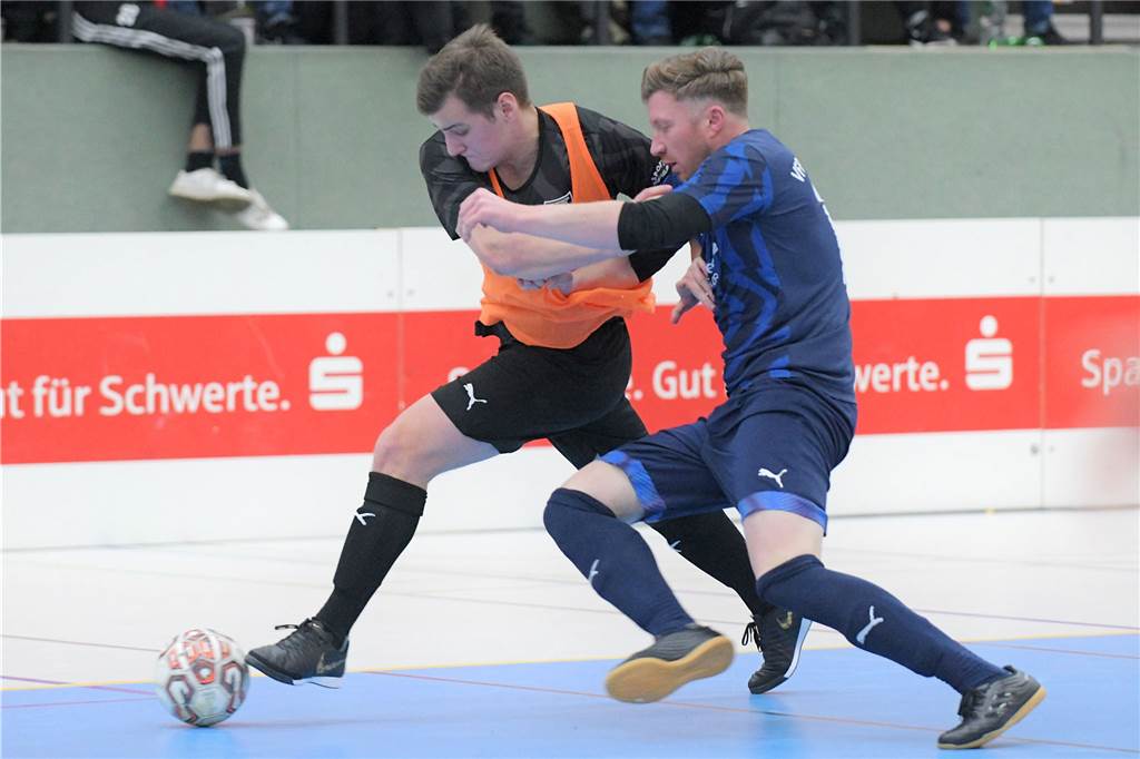 Brennholz-Cup zum Auftakt: Zweite Mannschaften eröffnen das Hallenfußball-Spektakel Szene aus dem Brennholz-Cup-Endspiel 2020 zwischen den Zweitvertretungen des VfB Westhofen und des SC Hennen.