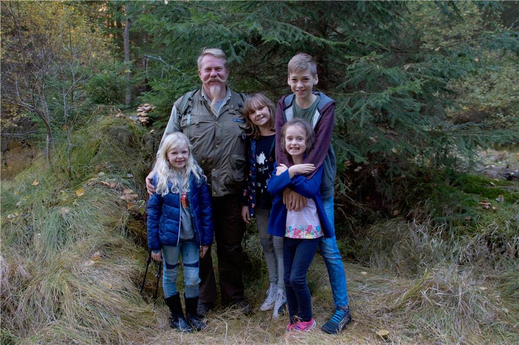 Szene aus dem Kinderfilm „Lene und die Geister des Waldes" mit den jungen Protagonisten und dem Wald-Obelix.
