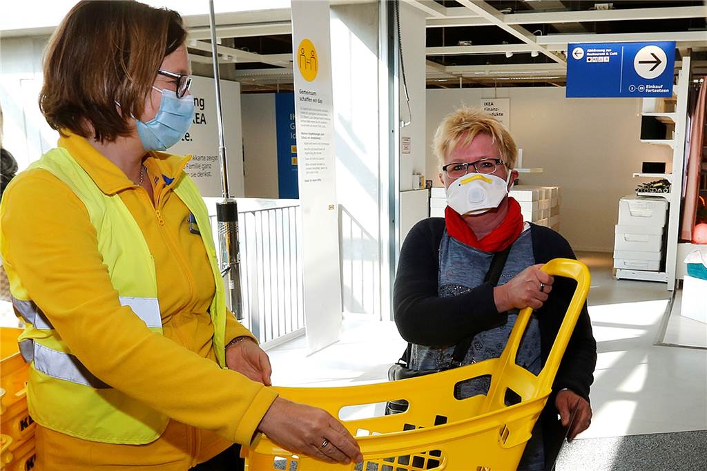 Ohne Maske zu Ikea: Türsteher-Panne trifft lungenkranke Kundin Szene aus dem Möbelhaus Ikea in Kamen: Eine Kundin bekommt von Jutta Iskalla einen Einkaufskorb.