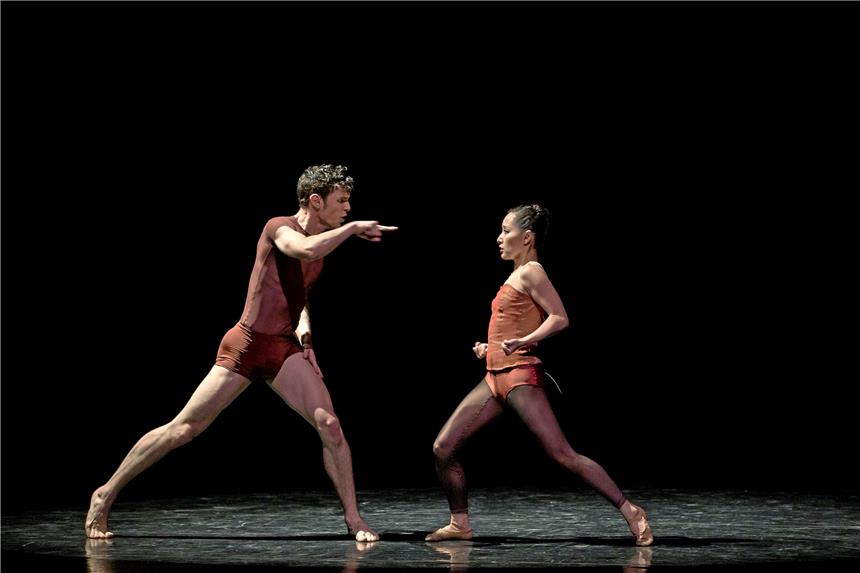 Tanzabend der Kontraste Szene aus der Choreografie „Indigo Rose“ mit Paul Calderone und Hitomi Kuhara Foto:Radu
